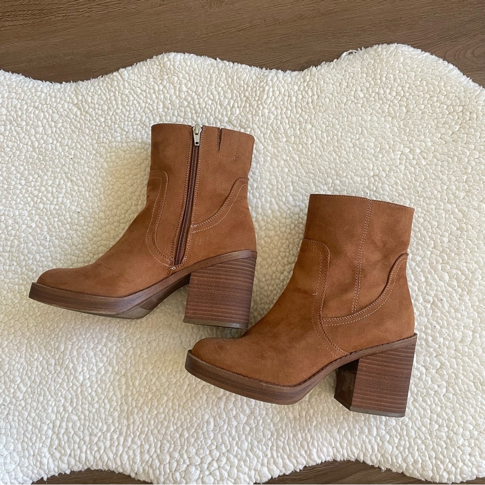 Universal Thread- Lilyan Platform Boots- Size 8